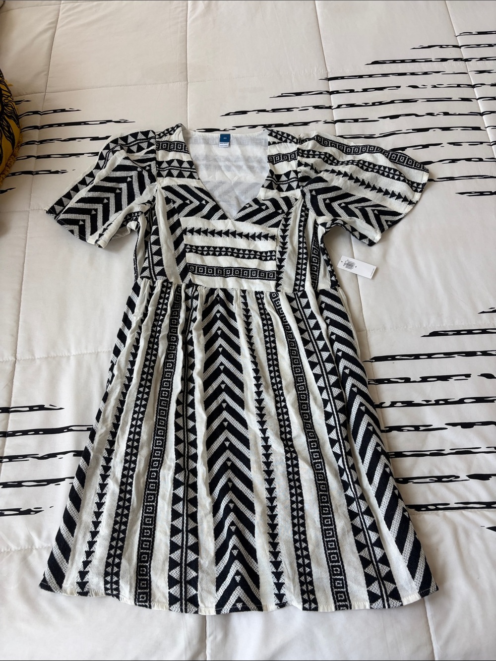 Old Navy Black and White V‑Neck Geometric Midi Dress